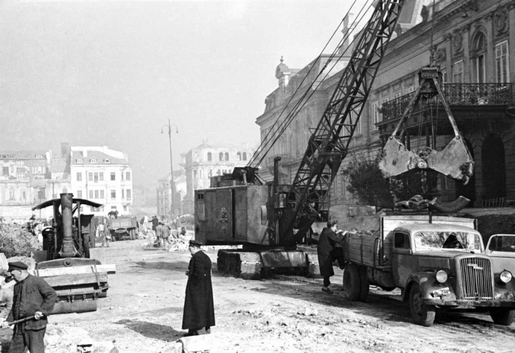 10-Разкопаване пред Двореца март 46г   (2)