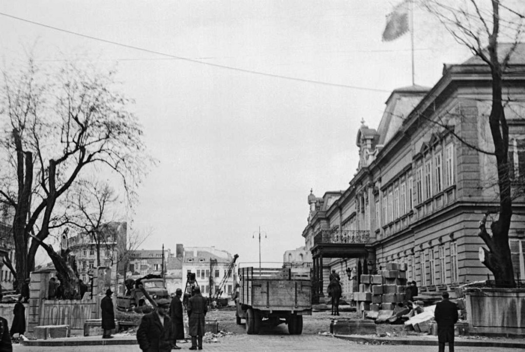 10-Разкопаване пред Двореца март 46г   (3)