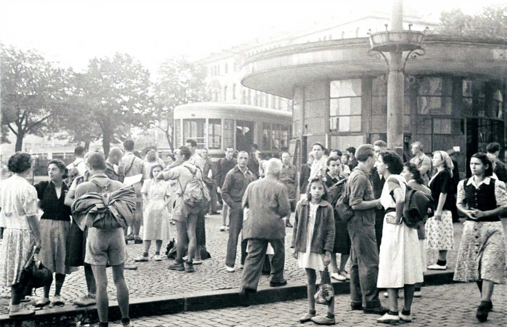 26-Туристи в неделен ден чакат трамвая на Св.Неделя, 1951г (3)