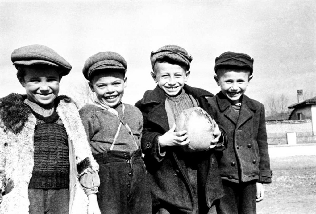 Деца от Елин Пелин със саморъчно направена топка 1951г