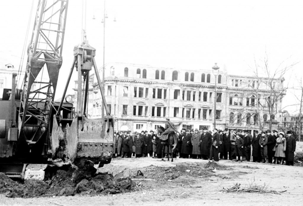 Разкопаване пред Двореца 1947г