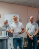 Г-н Ван Гилберген връчи отличието EFIAP/bronze на пловдивчанина Димо Христев, а секретаря за връзка с федерацията на свой ред му честити. / © Хр. Агушев